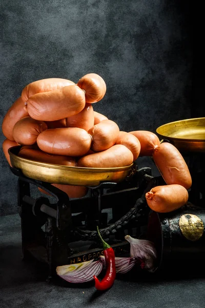 Крупный план куча толстых сосисок в спирали с луком и чили — стоковое фото