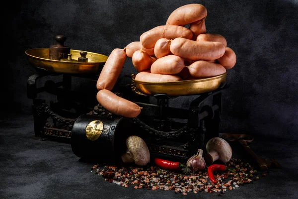 Куча сосисок в спирали с чесноком, чили и грибами — стоковое фото