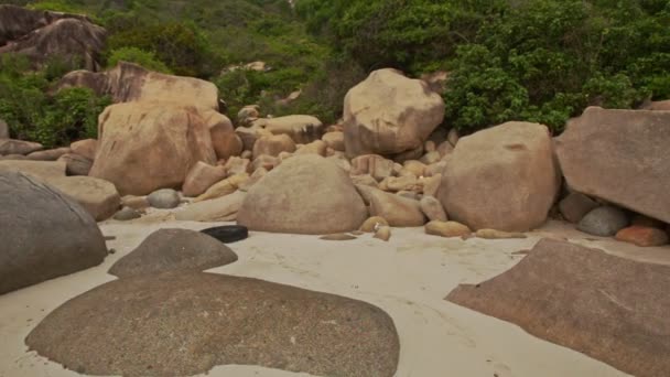 Caméra Déplace Long Tas Gros Rochers Sur Bord Longue Plage — Video