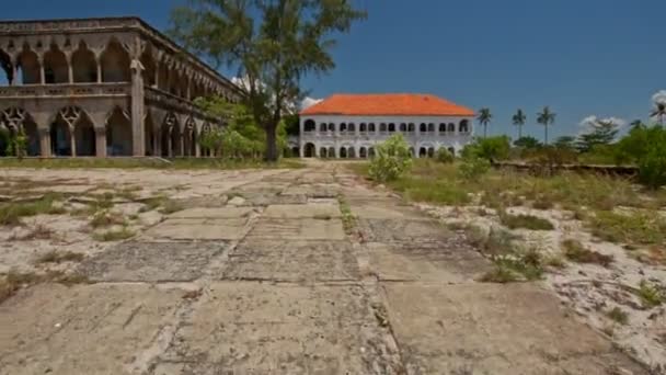 Restaurált Fehér Régi Két Emeletes Gótikus Épület Galériával Piros Tető — Stock videók