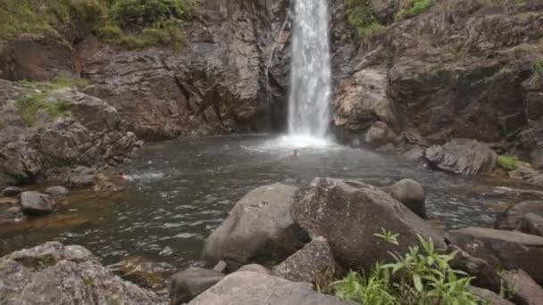 Caras Nadam Por Cachoeira Alta Rio Entre Bancos Rochosos Parque — Vídeo de Stock