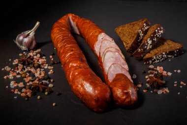 biber ve çavdar ekmeği ile dilimlenmiş füme kuru kürlenmiş sosis