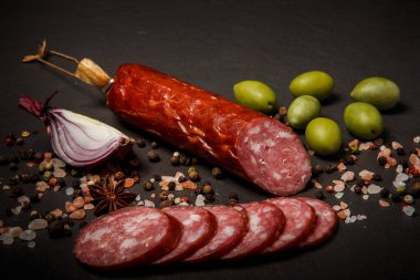 soğan ve yeşil zeytin ile iştah açıcı kuru kürlenmiş salam sosis