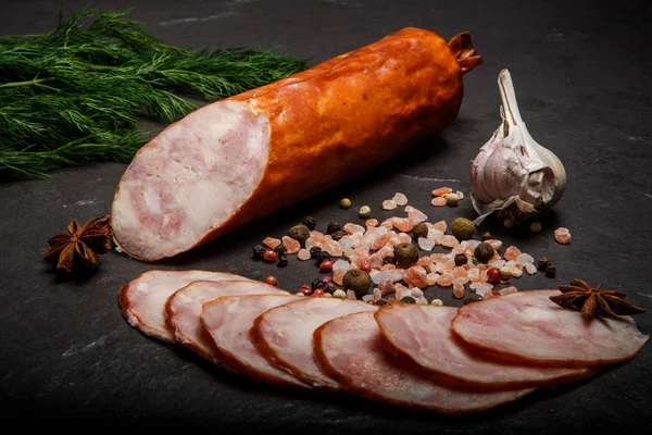 sarımsak ve dereotu ile füme jambon sosis büyük yığın