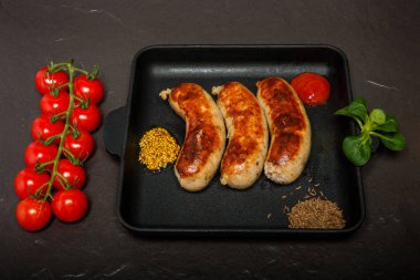 sosis, caraway, hardal, fesleğen ve domates ile kare tava