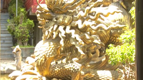 Closeup Large Golden Statue Sacred Dragon Tropical Plant Bright Sunlight — Stock Video