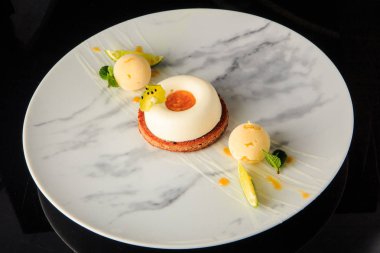 beyaz mus krema ile üst görünümü tek shortbread çerez