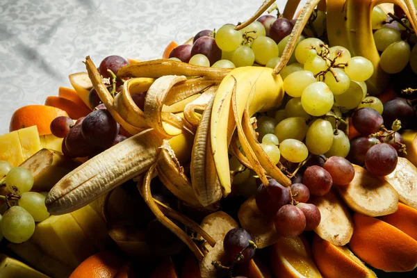 Vista superior em variedade de frutas tropicais em prato grande — Fotografia de Stock