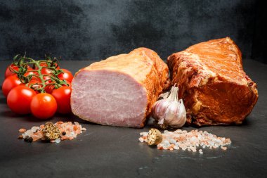 baharat, sarımsak ve domates ile füme gammon iki parça