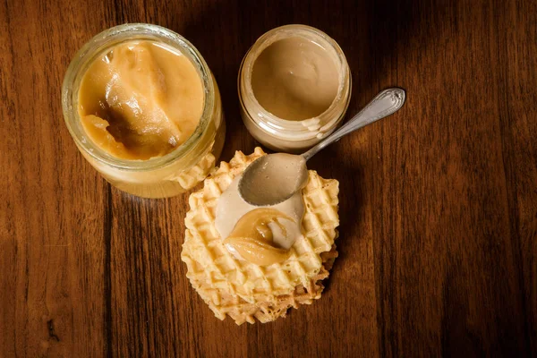 比利时华夫饼的顶视图，和玻璃罐与蜂蜜和塔希尼 — 图库照片