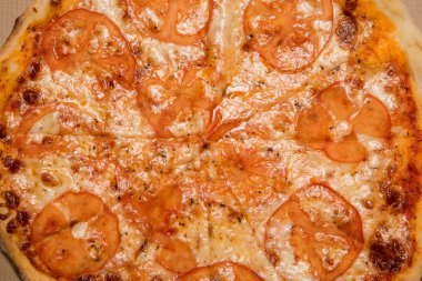 domates dilimleri ile bütün dilimlenmiş pizza üst görünüm makro