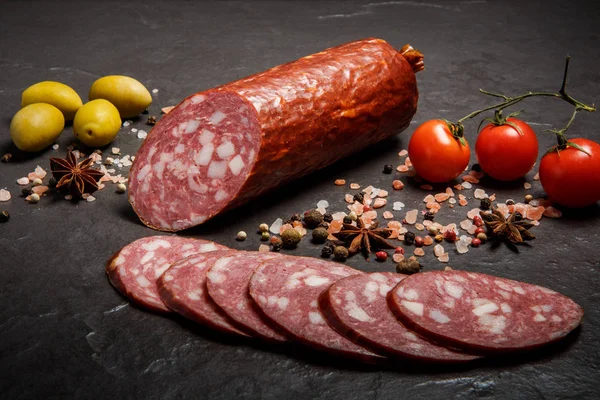 Lekkere droge gerookte salami worst met olijven en tomaten Rechtenvrije Stockafbeeldingen