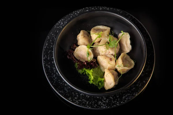 Top view on ready russian pelmeni disajikan dengan salad dalam mangkuk — Stok Foto