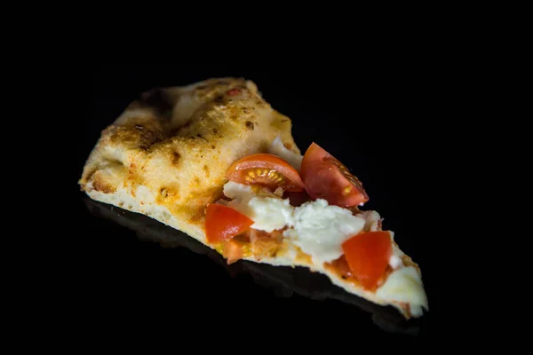 トマトとモッツァレラチーズのピザのトップビュークローズアップスライス — ストック写真