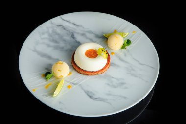 dondurma ve ıhlamur ile beyaz mini mus kek üst görünümü