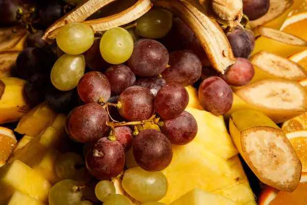 Close-up variedade de frutas tropicais fatiadas em prato grande — Fotografia de Stock