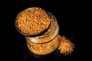 cam kavanoz kapağında servis edilen closeup ham arı poleni