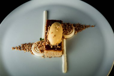 beyaz mus ile orijinal glutensiz pişmiş tatlı üst görünümü