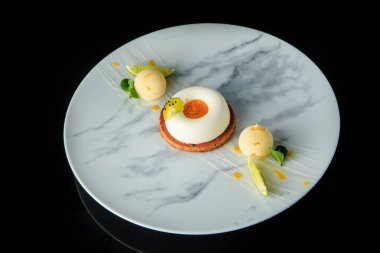 beyaz mus krema ile üst görünümü tek shortbread çerez