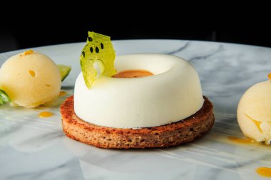 dondurma ve ıhlamur ile closeup beyaz mini mus kek