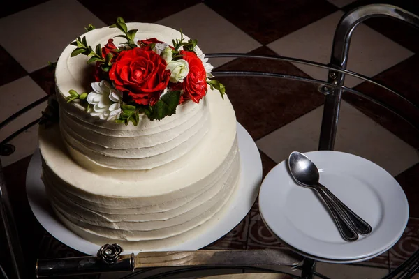 Topo vista closeup bolo de duas camadas na bandeja de vidro com pratos e colheres — Fotografia de Stock