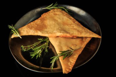 yeşil biberiye ile kafkas chebureki iki üçgen