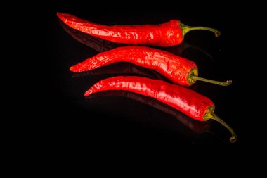 üst görünümü closeup siyah arka plan üzerinde üç biber biber