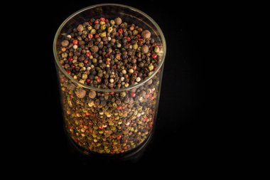 derin cam kavanozda çeşitli biber üst görünümü