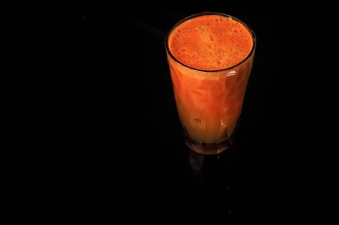 taze sebze havuç suyu uzun boylu plastik cam üst görünümü