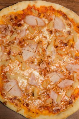 jambon ve ananas ile bütün pizza üst görünümü closeup