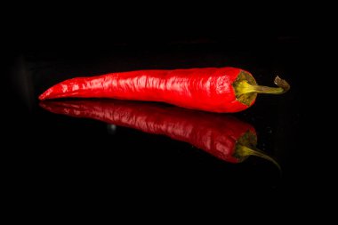 yansıma ile siyah üzerinde tek biber biber