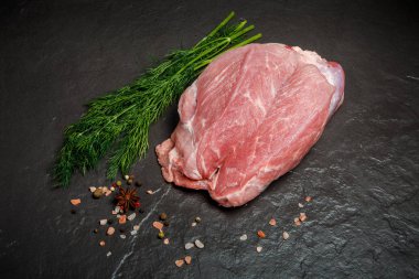 baharat ve dereotu ile çiğ et büyük parça üst görünümü