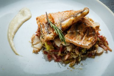 closeup iki kızarmış balık parçaları et salatası servis