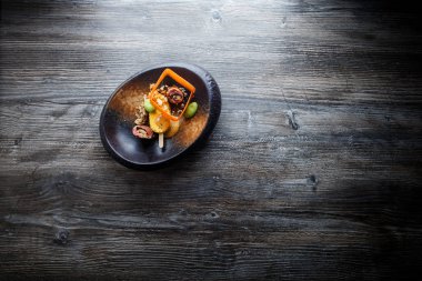 güzel garnitür ile üst görünümü modern restoran balık yemek
