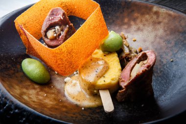 güzel garnitür ile closeup modern restoran balık yemeği