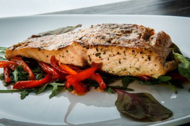 yeşil salata ve arugula ile closeup pişmiş somon