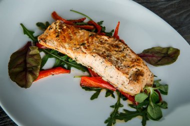 üst görünümü closeup yeşil salata ve arugula ile pişmiş somon