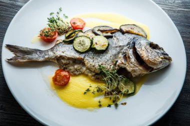 üst görünümü closeup pişmiş balık dilimlenmiş sebze ile servis