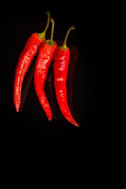 siyah arka plan üzerinde kırmızı biber üst görünüm grubu