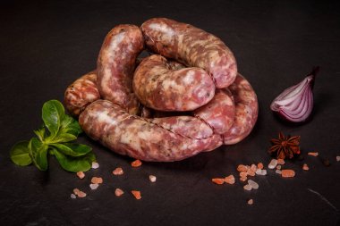 soğan ve fesleğen ile çiğ el yapımı sosis ızgara yığını