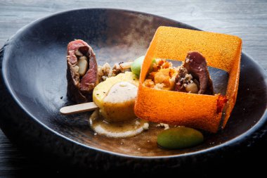 güzel garnitür ile closeup lüks restoran balık yemek