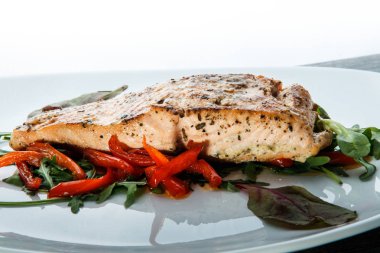 yeşil salata ve arugula ile closeup kavrulmuş deniz balığı