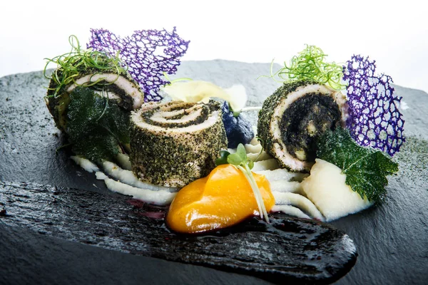 Closeup modern ikan gulung diisi dengan herbal — Stok Foto