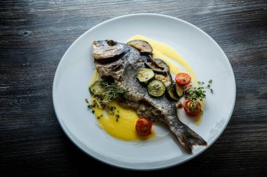 dilimlenmiş pişmiş sebze ile servis lezzetli pişmiş balık