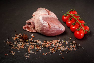 büyük domuz çiğ kalp baharat ve domates kiraz ile servis