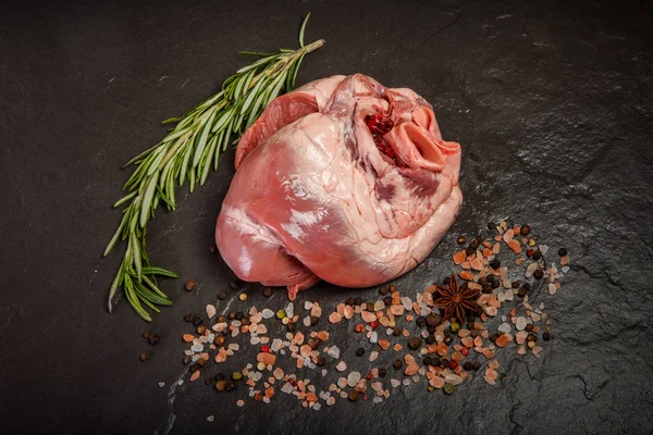 baharat ve biberiye ile üst görünüm büyük sığır eti çiğ kalp