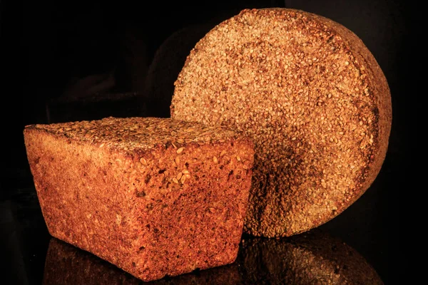 ゴマの種でシリアルパンの2つの全体のパンをクローズアップ — ストック写真
