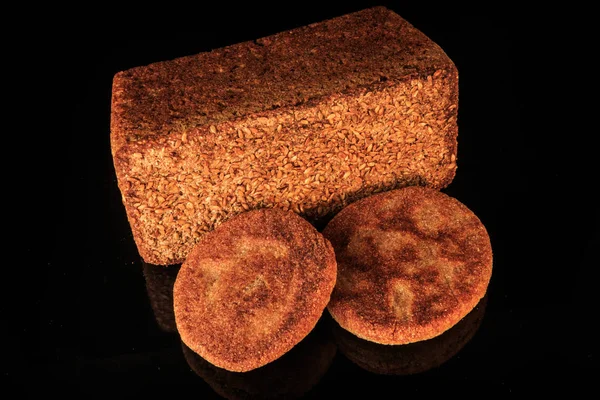 Bovenaanzicht van twee graan flapjacks en rechthoekig straal brood — Stockfoto