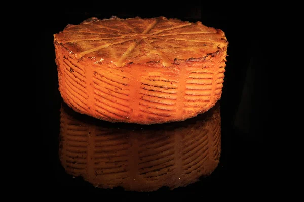 Hel runda huvudet av nybakat hemlagad brun ost — Stockfoto