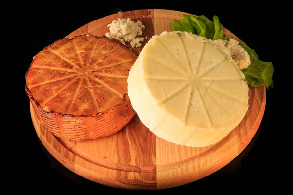 Dos cabezas enteras de queso casero y cottage —  Fotos de Stock